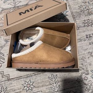 Girls MIA Kids' Tan Fleece-Lined Slides